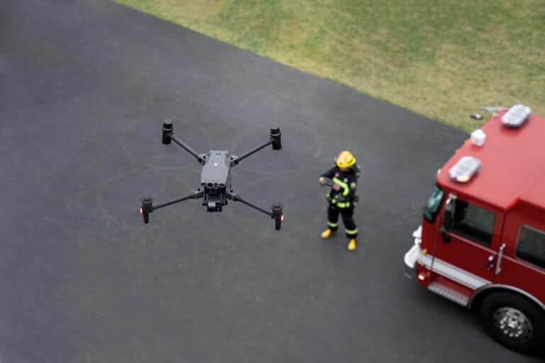 Ein Feuerwehrmann fliegt eine DJI M30T