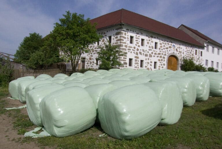 Mehrere Silageballen