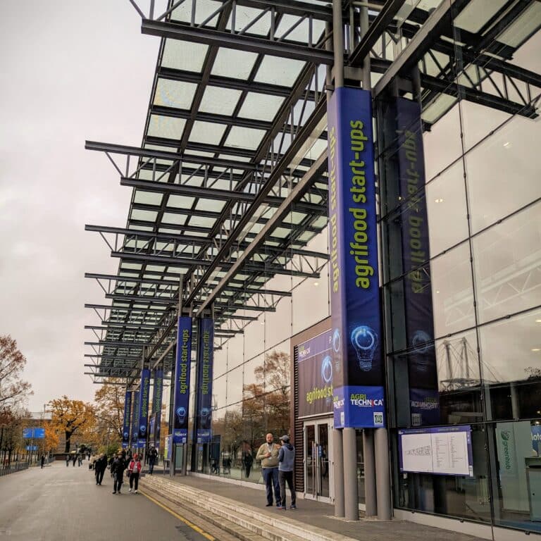 Vor dem Messegebäude der Agritechnica 2023
