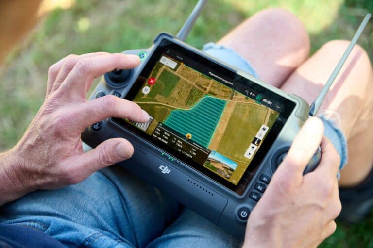 Fernsteuerung einer DJI Matrice M30T beim fliegen einer geplanten Flugroute