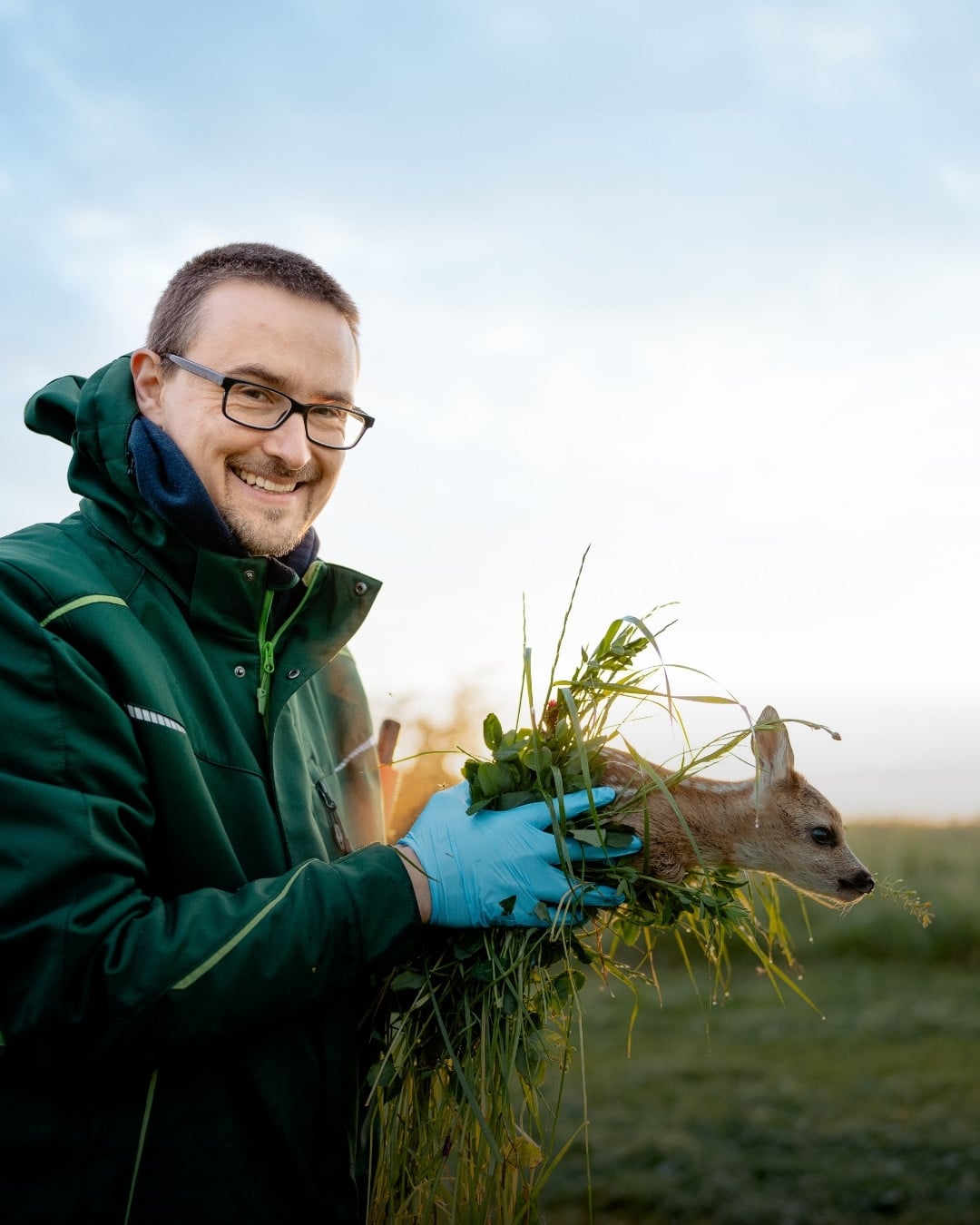 Tobias Dahms mit gerettetem Rehkitz