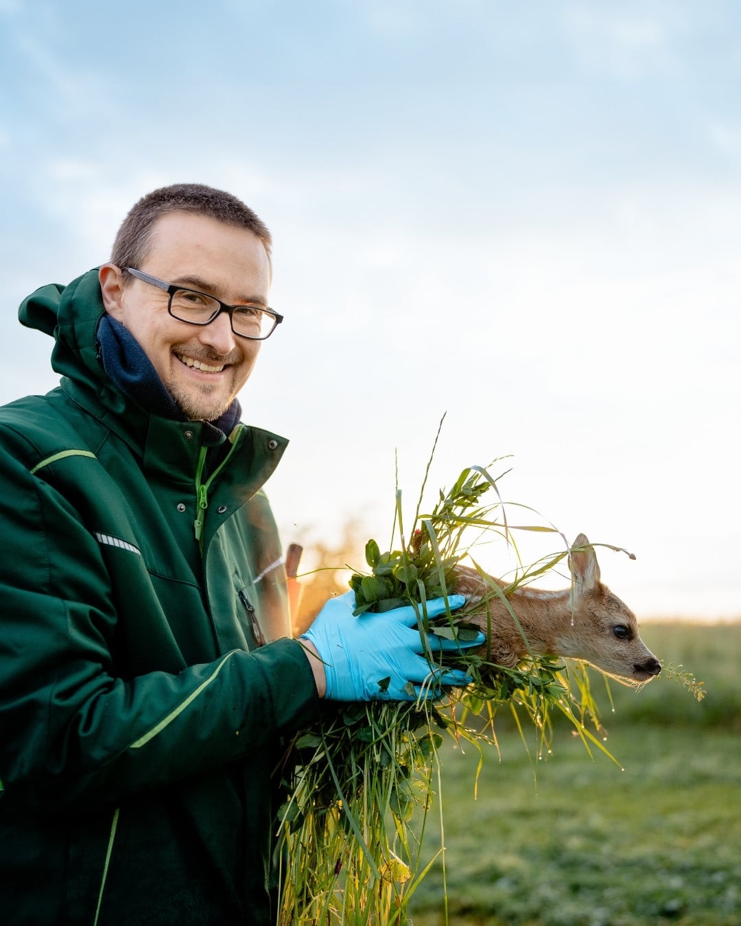Tobias Dahms mit gerettetem Rehkitz